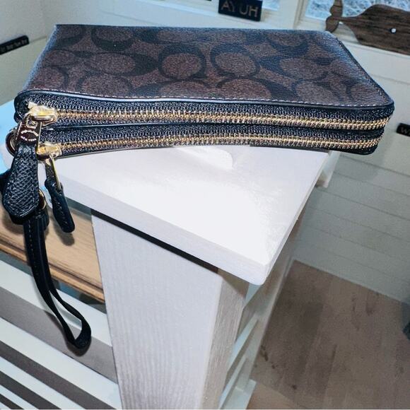 COACH - Double Corner zip brown wristlet - Picture 5 of 12